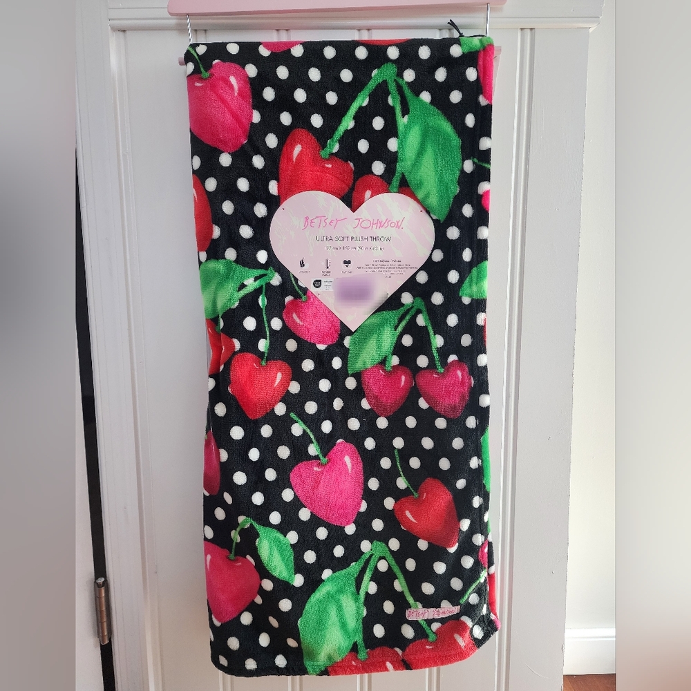 Betsey Johnson Black Red Plush Cherry heart Print soft Throw Blanket 50”x 60”